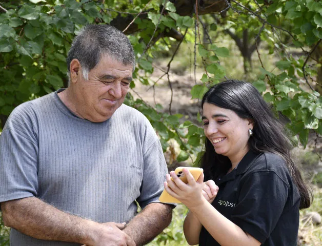 Fer Bonesso mostrándole la plataforma en el teléfono a un productor